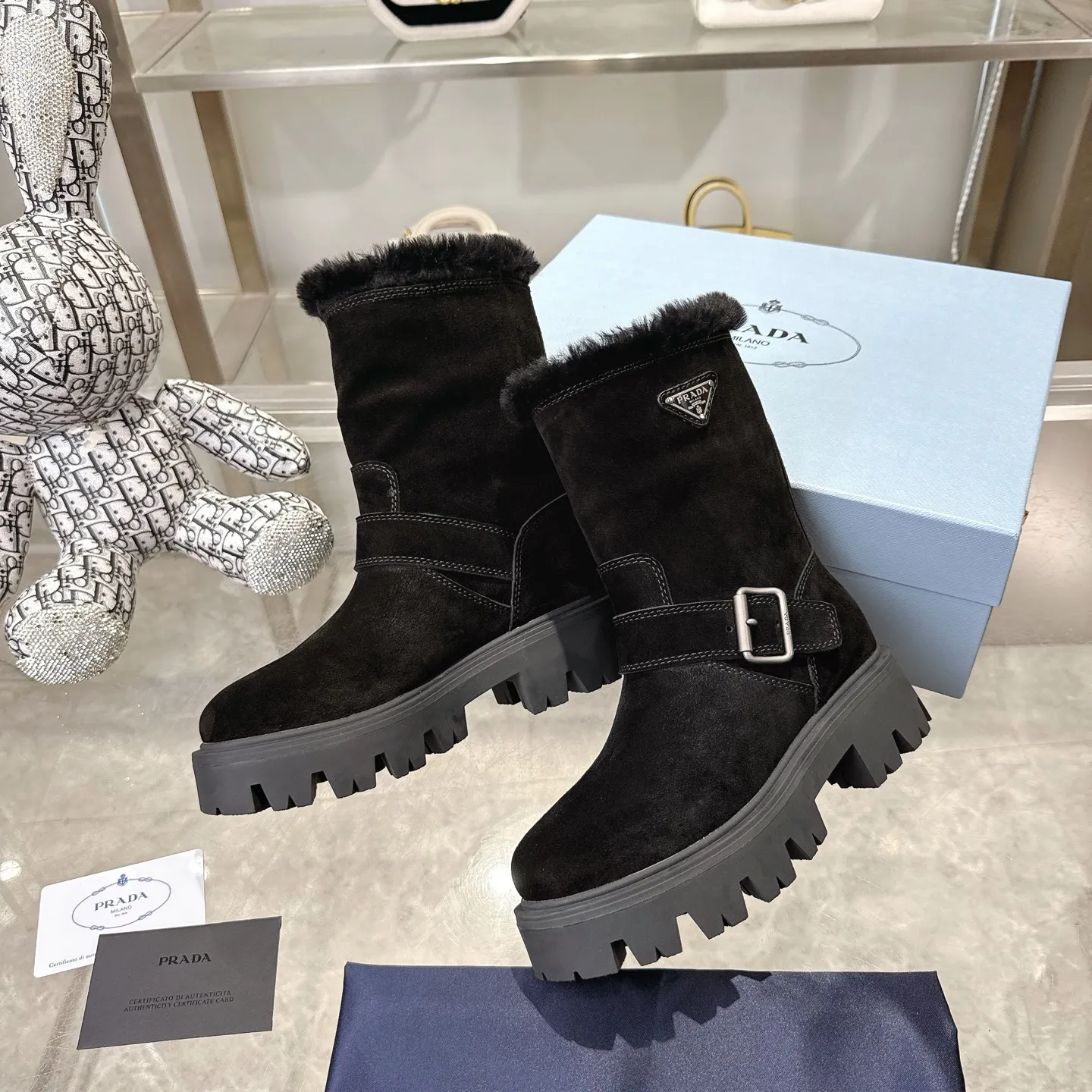 👟👟Ex-factory price 700👟👟 🔥Heavyweight🔥4050 Prada/PRADA autumn and winter snow boots counter new thick-soled anti-ski boots warm wool short boots, the same style as PRADA autumn and winter T-stage catwalk catwalk celebrity stars, original 1:1 replica, high-quality quality! The top version is comfortable on the feet and makes you look slimmer, elegant and intellectual! It is a rare pair of comfortable and warm casual snow boots! ❶Fabric: High mercerized cow suede/first layer cowhide ❷Lining: %100 pure wool imported from Australia ❸Feet: %100 pure wool imported from Australia ❹Outsole: Original TPU foam bottom Four-color women's sizes: 36–42. Complete packaging, with certified pure cotton bag after-sales service card.